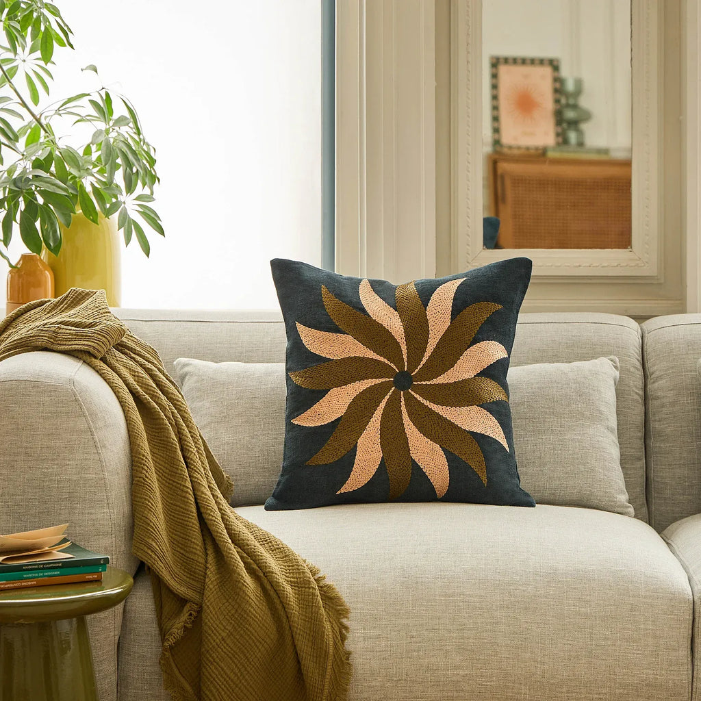 Coussin brodé en lin - 45 x 45 cm - Bleu nuit - Design by Floriane Jacques