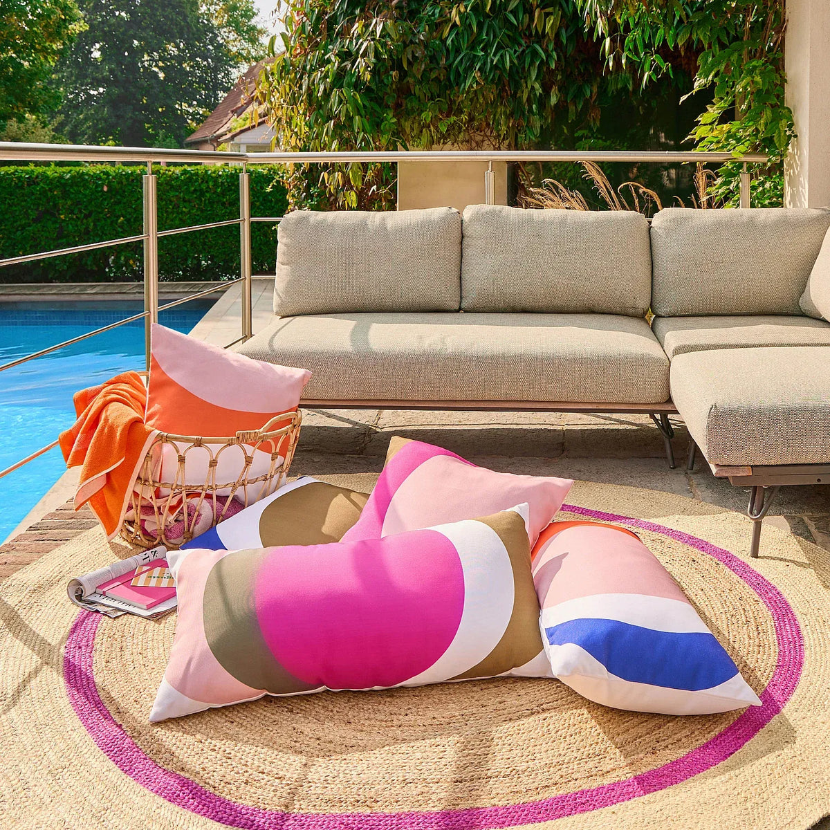 Coussin d'extérieur déperlant et anti-UV - 40 x 80 cm - Rose et Bleu profond - Design by Floriane Jacques
