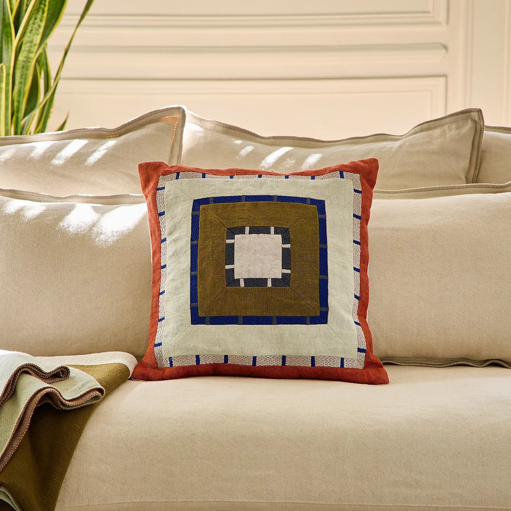 Coussin brodé en lin - 45 x 45 cm - Bronze et bordeaux - Design by Floriane Jacques