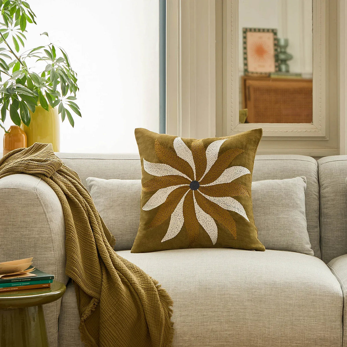 Coussin brodé en lin - 45 x 45 cm - Bronze - Design by Floriane Jacques