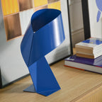 Édition limitée - Lampe de table en métal - 35 cm - Bleu Pacifique - Design de Claire Norcross